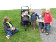 Jochem, Ellen en kinderen op de dijk