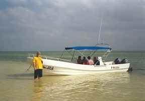 De boot van de excursie naar de drie eilanden