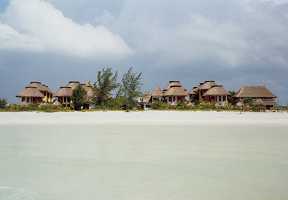 Het hotel Villas Paraiso del Mar vanuit de zee