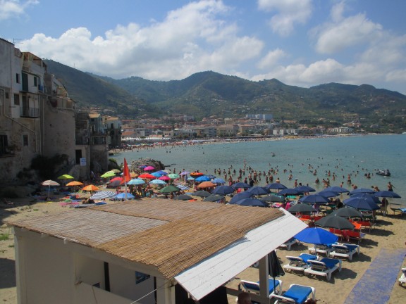 Het strand van Cefalù